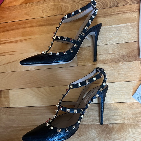 Valentino Garavani Black Rockstud Heels - Picture 7 of 9